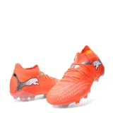 Championes de fútbol Puma Future 9 Match FG/AG, color naranja vibrante con detalles en blanco y plateado. Presenta un diseño de corte medio con estructura tejida y suela con tapones diseñados para césped natural y artificial.