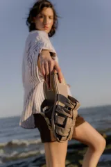 Sandalias bajas color beige con tiras de cuero entretejidas.