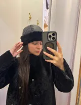 Gorro reversible negro, de cuero napalan por un lado y corderito por el otro.