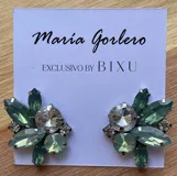 Par de caravanas con forma de flor, con cristales facetados en tonos lila, blanco y dorado.