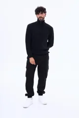 Pantalón cargo de gabardina color negro, con bolsillos laterales tipo cargo, cintura elástica con cordón ajustable y puños elásticos en los tobillos.