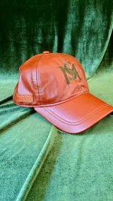 Gorra ajustable con visera color marrón de efecto cuero.