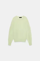Jersey de punto extrafino con lana, de color verde menta, con cuello redondo y manga larga de hombros caída.