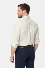 Camisa de hombre color celeste, de manga larga con presilla para enrollar, bolsillo en el pecho y confeccionada 100% en algodón.