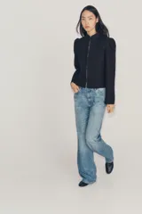 Jeans wide leg de tiro medio confeccionado en denim con efecto lavado, corte relaxed y diseño de pernera ancha. Cuenta con cinco bolsillos, trabillas en la cintura y cierre frontal con cremallera y botón metálico. Presenta aplicación de brillos en toda la prenda.