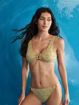 Top de bikini color pistacho con estampado de abanicos y aro metálico en el centro.