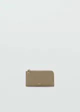 Porta documentos de efecto saffiano color verde militar, con cierre de cremallera y múltiples ranuras para tarjetas. Cuenta con el logotipo de la marca grabado en relieve en la parte frontal.