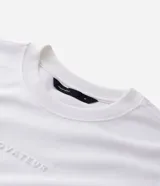 Remera de corte boxy color blanco, con cuello redondo, mangas cortas y detalle de lettering engomado en el pecho. Confeccionada en tejido de poliéster y algodón.