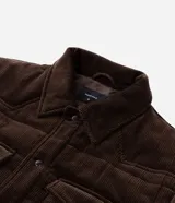 Campera puffer de Marfinno confeccionada en tejido de cotelé de algodón, con diseño acolchado, cuello inglés, cierre frontal con botones y dos bolsillos con solapa en el pecho.