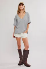 Remera de algodón celeste, de corte oversize con escote en V amplio y mangas cortas caídas.