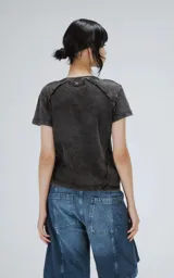 Bermuda de denim azul oscuro con lavado y efecto desgaste, corte oversize y estilo cargo con múltiples bolsillos con tapa en las piernas.