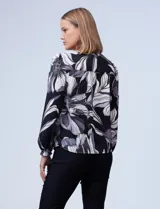 Blusa de gasa estampada con flores en tonos negro, gris y blanco, marca Zac & Rachel. Cuello a la base y abertura central con botones. Delantera con detalle fruncido.