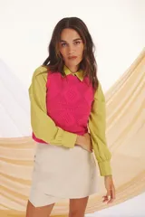 Chaleco de punto calado color rosa con cuello redondo y sisas amplias.