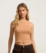 Top cropped musculosa de mujer, color marrón oscuro, confeccionado en tejido ribana acanalado, con cuello redondo y sin mangas.