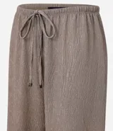 Pantalón wide leg color crudo, con cintura elástica ajustable con cordón y textura.