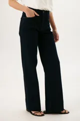 Pantalón de jean azul oscuro, de corte recto y tiro alto, con bolsillos delanteros y traseros.