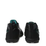 Championes de fútbol Umbro modelo Vision TF, color negro con detalles en turquesa. Presentan una capellada sintética con costuras en la puntera para mayor control y suela con tapones pequeños diseñada para superficies de césped sintético.