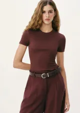 Top de manga corta, color negro, con cuello redondo y tejido acanalado.