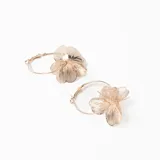 Aros tipo argolla con diseño de flor calada en metal dorado.