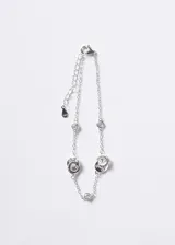 Pulsera de plata 925 con cadena eslabonada, dijes circulares entrelazados y zirconias engastadas.