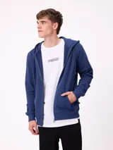 Canguro azul marino con capucha, cierre frontal, bolsillos tipo canguro y logo de la marca en el pecho.