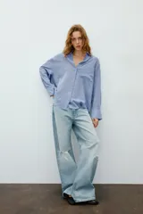 Jeans de tiro medio con cinco bolsillos, diseño boyfriend y detalles de rotos en el delantero. Cuenta con cierre frontal con cremallera y botón metálico.