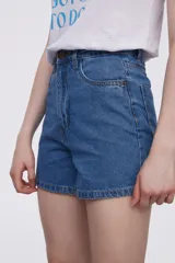 Short de jean de tiro alto, con corte recto y diseño liso en color azul clásico con costuras en contraste.