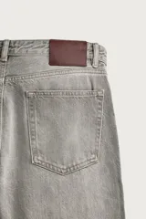 Pantalón jeans de corte recto, color celeste claro con efecto lavado, de cinco bolsillos y tiro medio.