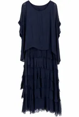 Vestido largo azul marino con cuello redondo y diseño en capas con volados de acabado deshilachado.