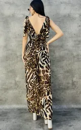 Vestido largo con estampado animal print en tonos marrones y negros, escote en V profundo en la espalda y lazo en los hombros.