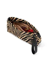 Cartera de mano compacta con estampado de cebra, cierre de cremallera superior y correa de muñeca desmontable de cuero sintético negro. Incluye detalles de herrajes dorados y un bolsillo interior con cremallera.