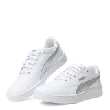 Championes urbanos Puma modelo Court Lally, color blanco con detalle de logo y franja lateral en plateado metalizado. Diseño de caña baja con suela de goma resistente.