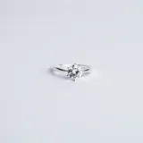 Anillo solitario de plata 925 con una circonia central de corte brillante engarzada en seis puntas.