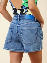 Short de jean negro de tiro alto, corte slim fit, con cierre frontal y bolsillos laterales.