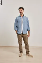 Camisa de manga larga con cuello button-down, bolsillo frontal y botones de madera.