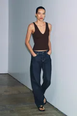 Musculosa de punto rib color marrón con mezcla de algodón, escote en V y tirantes anchos.