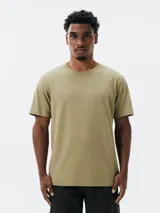 Camiseta básica de manga corta y cuello redondo, color rojo oscuro.