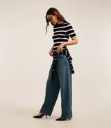 Blusa de punto ligero con diseño de rayas horizontales, cuello redondo y mangas cortas. Confeccionada en una mezcla de viscosa y poliamida, presenta un ajuste al cuerpo.