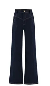 Jean de mezclilla azul oscuro, tiro alto, corte ancho y pierna acampanada. Presenta un diseño de talle alto con costuras frontales que simulan un cruce o doblez.