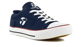 Championes urbanos Topper modelo Wagon, confeccionados en lona color azul marino con puntera y suela de goma blanca. Presentan cordones blancos y el logo de la marca estampado en el lateral y la lengüeta.