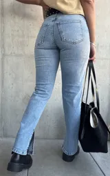 Jean de corte clásico en color azul claro (lavado skyblue), confeccionado en denim con elastano para mayor comodidad. Presenta costuras reforzadas, bolsillos traseros funcionales y etiqueta de cuero sintético de la marca Zaff en la parte posterior.