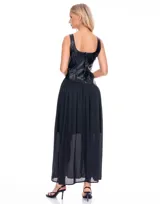Vestido largo con cuerpo de cuero sintético y falda de gasa plisada. Presenta un diseño sin mangas con escote cuadrado y una falda con abertura frontal que aporta movimiento.