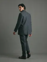 Sobretodo de corte sport con cuello camisero, manga larga, abotonadura frontal, dos bolsillos parche laterales y un bolsillo en el pecho.