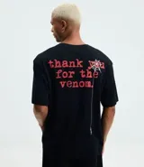 Remera negra de algodón con corte boxy, cuello redondo y mangas cortas. Presenta un estampado frontal en rojo con el texto "MY CHEMICAL ROMANCE" y una araña colgando de una telaraña.