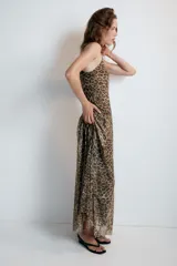 Vestido largo de tul con estampado animal print, escote en V y tirantes finos ajustables.