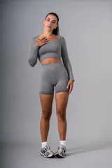 Short deportivo gris de tiro alto, con pretina ancha y corte ajustado.