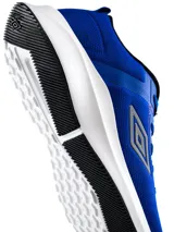 Championes Umbro modelo Volten para hombre, de color negro con suela blanca y el logo de la marca en el lateral.