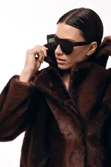 Tapado corto de piel sintética en color marrón chocolate, con cuello solapa amplio y cierre frontal oculto. Presenta una silueta estructurada y elegante.