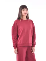 Buzo de cuello redondo color bordó, con mangas largas y puños y dobladillo acanalados.