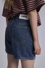 Bermuda de jean azul oscuro, corte a la rodilla.